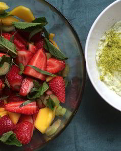 Салат из ревеня с манго, тархуновым соусом из маскарпоне