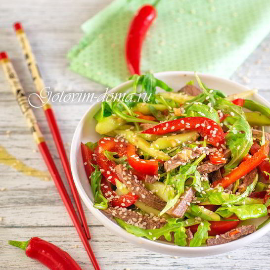 Рецепт салата из языка со свежим огурцом и кунжутом