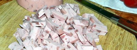 салат любимый с колбасой и овощами. Шаг 2