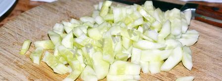 салат любимый с колбасой и овощами. Шаг 3