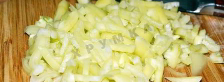 салат любимый с колбасой и овощами. Шаг 5