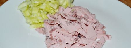 салат любимый с колбасой и овощами. Шаг 8