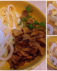 Салат с грибами и белковым блинчиком