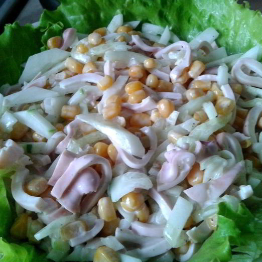 Салат с кальмарами и луком