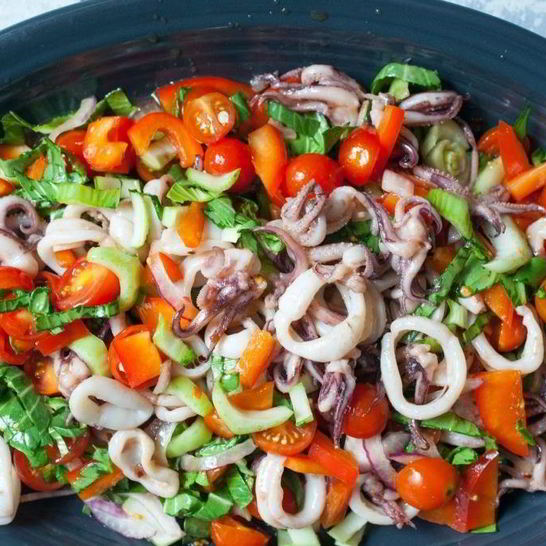 Рецепт салата с кальмарами и овощами