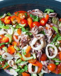 Салат с кальмарами и овощами