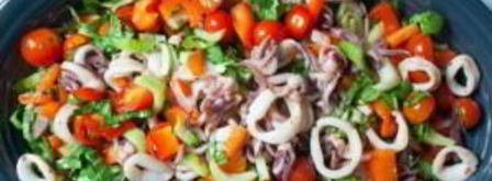 салат с кальмарами и овощами. Шаг 4