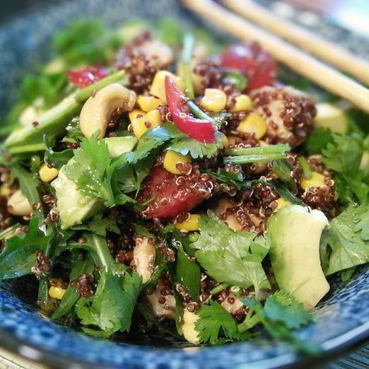 Салат с киноа, курицей и авокадо