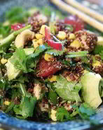 Салат с киноа, курицей и авокадо