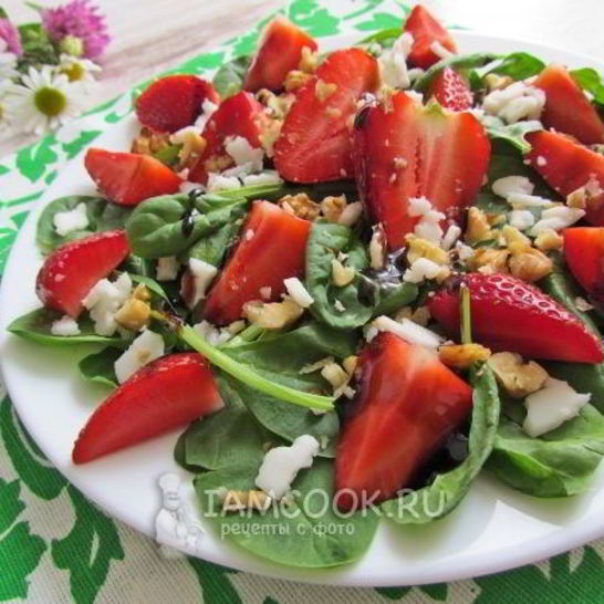 Рецепт салата с клубникой, шпинатом и козьим сыром