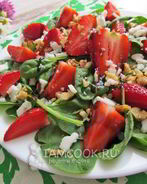 Салат с клубникой, шпинатом и козьим сыром