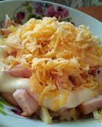 Салат с копченой курицей и помидором