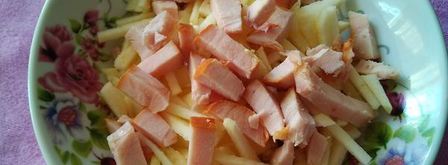 салат с копченой курицей и помидором. Шаг 3