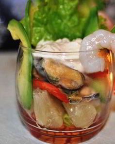 Салат с копчеными мидиями