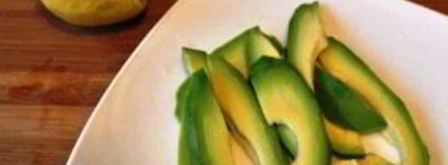 салат с копчеными мидиями. Шаг 2