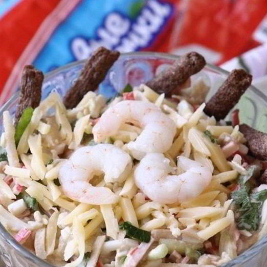 Салат с крабовыми палочками, грушей и креветками
