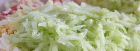 салат с крабовыми палочками, грушей и креветками. Шаг 3