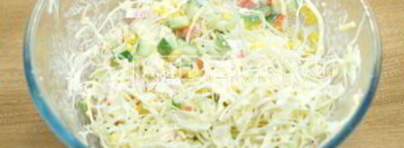 салат с крабовыми палочками и капустой. Шаг 5