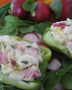 Салат с куриной грудкой, редисом и руколой