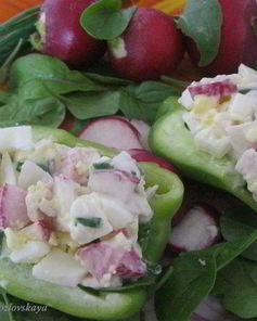 Салат с куриной грудкой, редисом и руколой