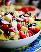 Салат с макаронами и помидорами