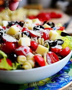 Салат с макаронами и помидорами