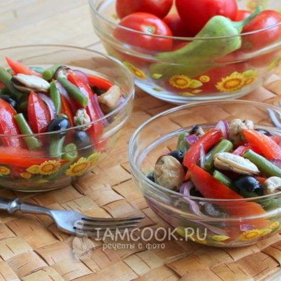 Рецепт салата с мидиями и помидорами