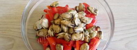 салат с мидиями и помидорами. Шаг 7