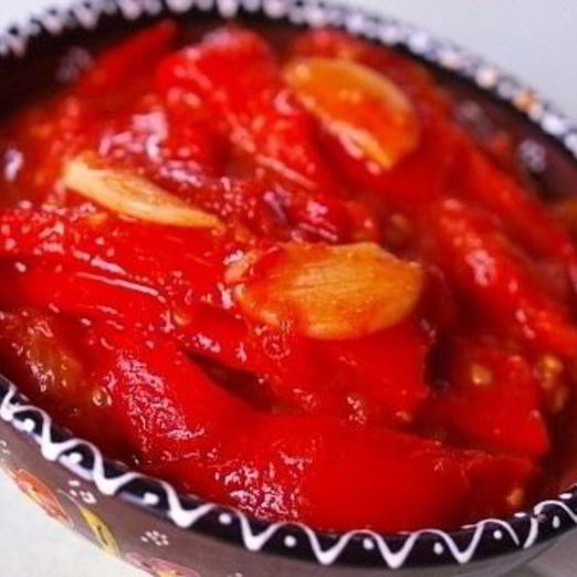 Салат с помидорами и печеным болгарским перцем