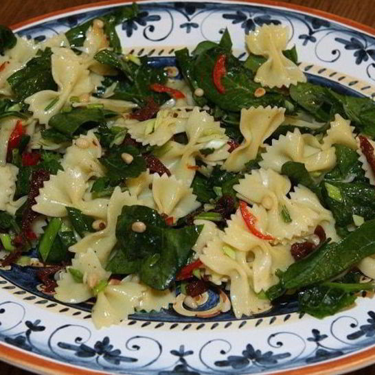 Рецепт салата с вялеными помидорами и бантиками