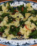 Салат с вялеными помидорами и бантиками