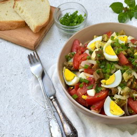 Салат с жареными баклажанами и яйцом