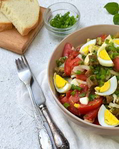 Салат с жареными баклажанами и яйцом