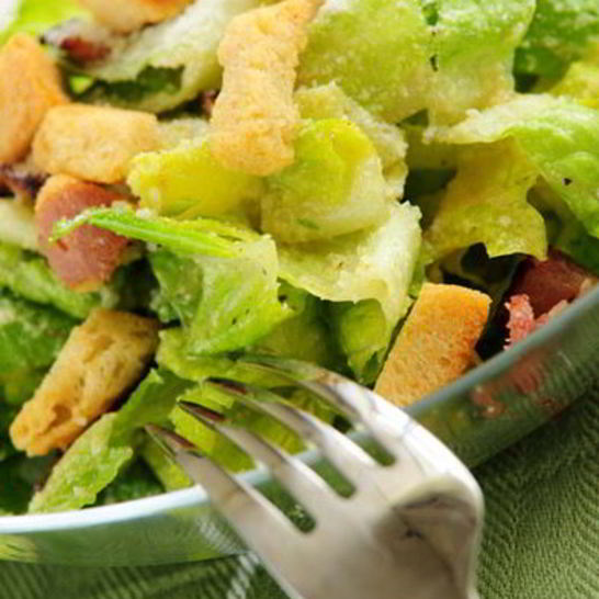 Рецепт салата цезарь с беконом