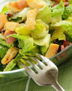 Салат цезарь с беконом