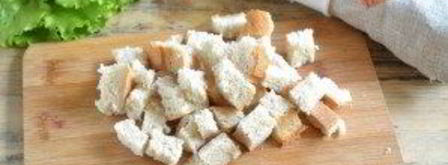 салат цезарь с курицей и сухариками. Шаг 3