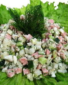 Слоеный салат с курицей, огурцами и сыром