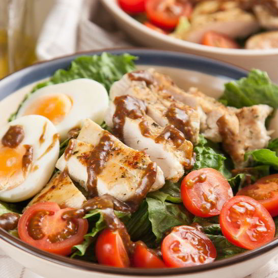 Рецепт свежего салата с курицей и бальзамическим соусом