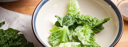 свежий салат с курицей и бальзамическим соусом. Шаг 7