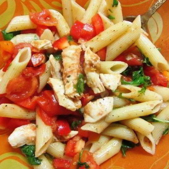 Рецепт теплого салата из пасты, курицы и шпината