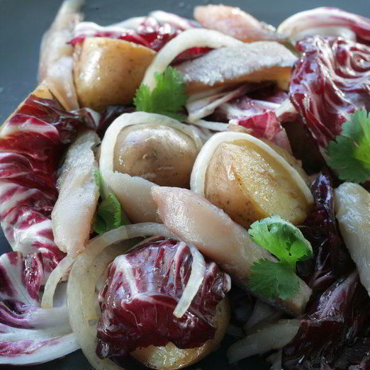 Теплый салат с копченой рыбой