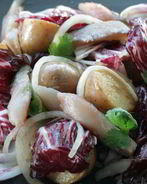 Теплый салат с копченой рыбой