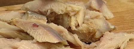 теплый салат с копченой рыбой. Шаг 4