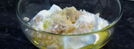 йогуртовый соус с луком и чесноком. Шаг 2