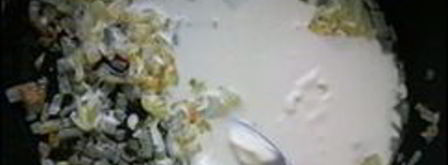 сметанно-томатный соус с луком. Шаг 4