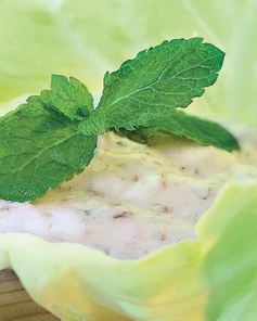 Соус из йогурта с мятой и анчоусами