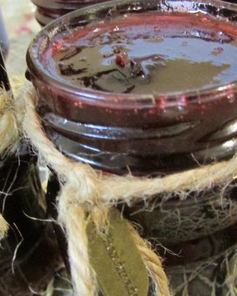 Соус-конфитюр из слив и можжевельника