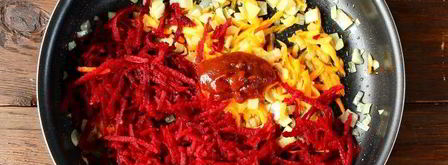 борщ со свеклой, крапивой и яйцом. Шаг 8