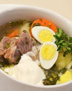 Зеленый борщ с щавелем и перепелиными яйцами