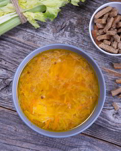 Домашний куриный суп с вермишелью и сельдереем